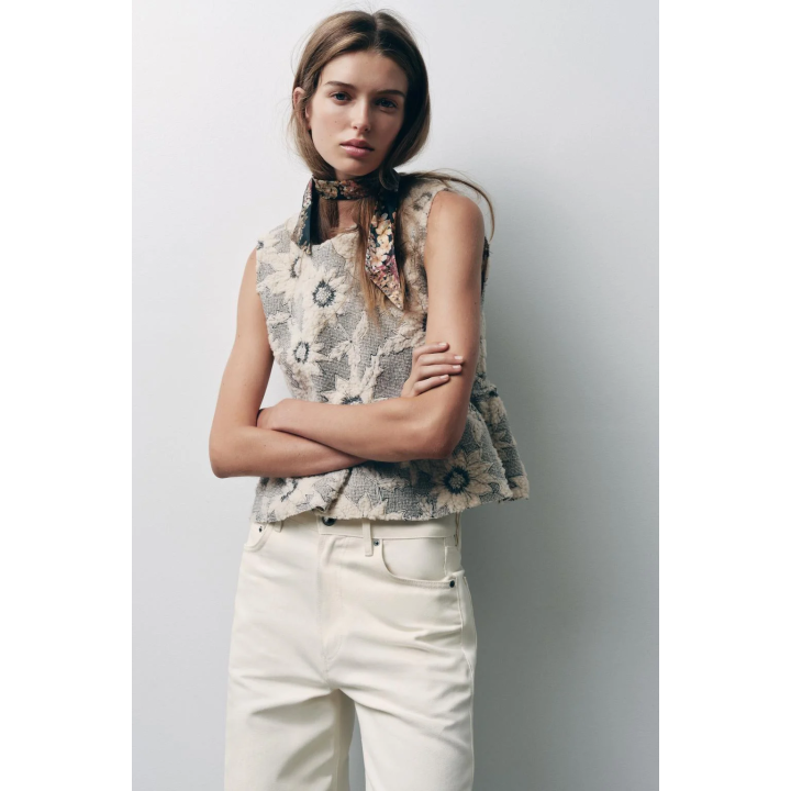 Топ с фигурным подолом и объемным цветочным узором