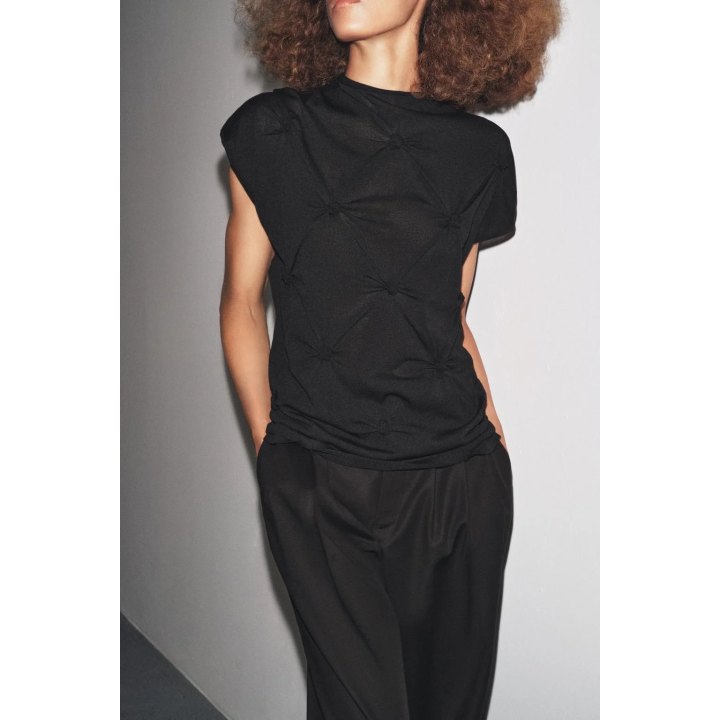 ТРИКОТАЖНЫЙ ТОП С УЗЛАМИ