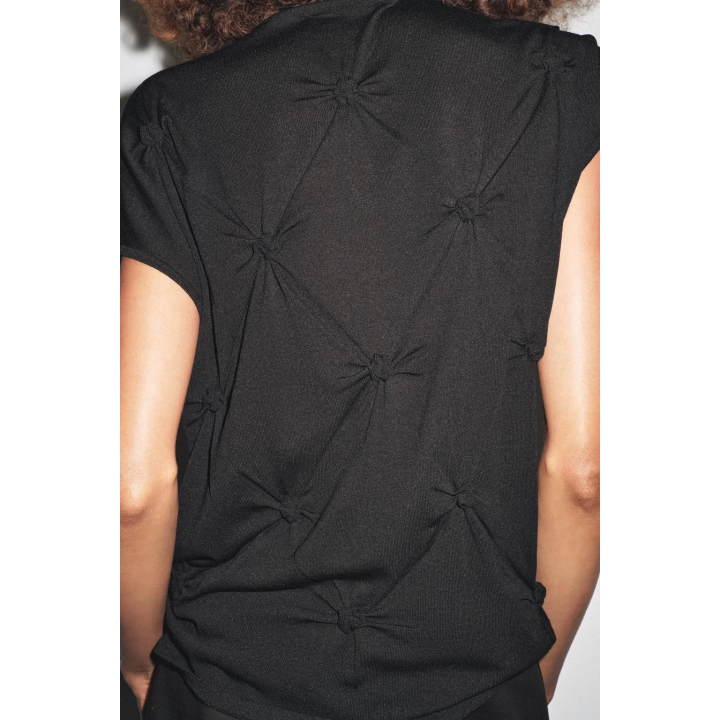 ТРИКОТАЖНЫЙ ТОП С УЗЛАМИ