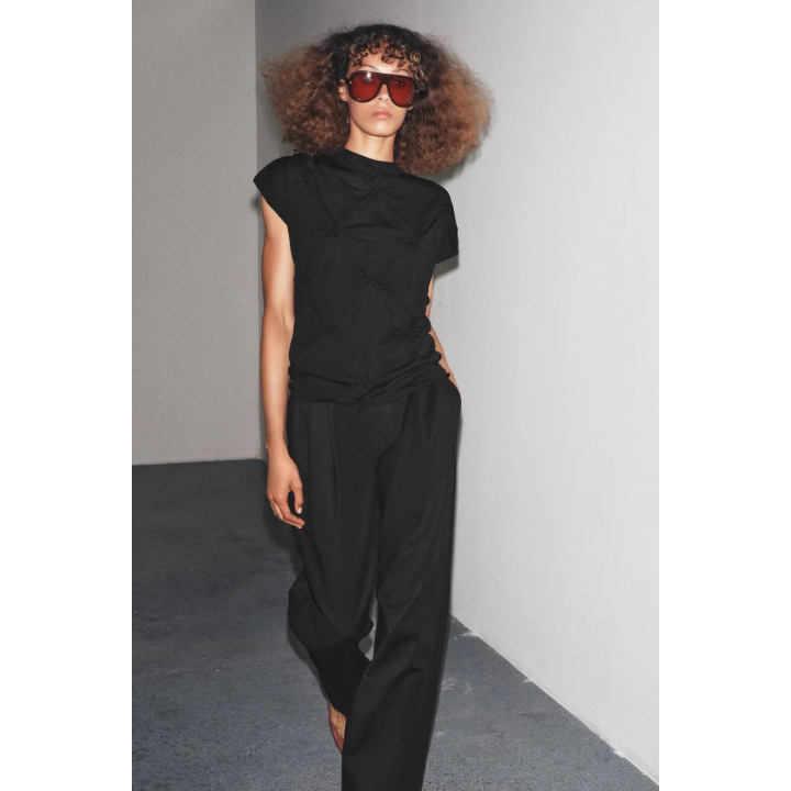 ТРИКОТАЖНЫЙ ТОП С УЗЛАМИ