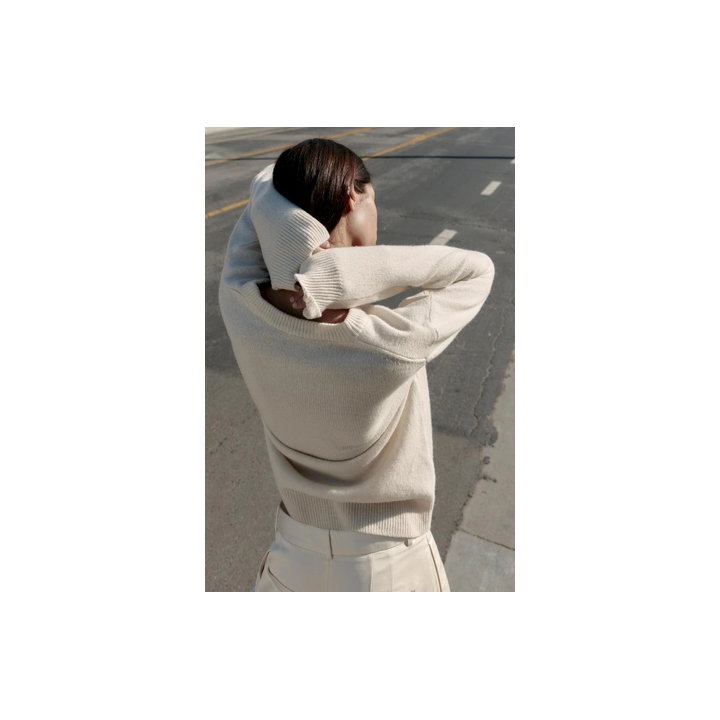 ОДНОТОННЫЙ СВИТЕР