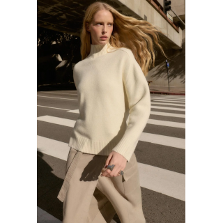 ОДНОТОННЫЙ СВИТЕР С ВЫСОКИМ ВОРОТНИКОМ