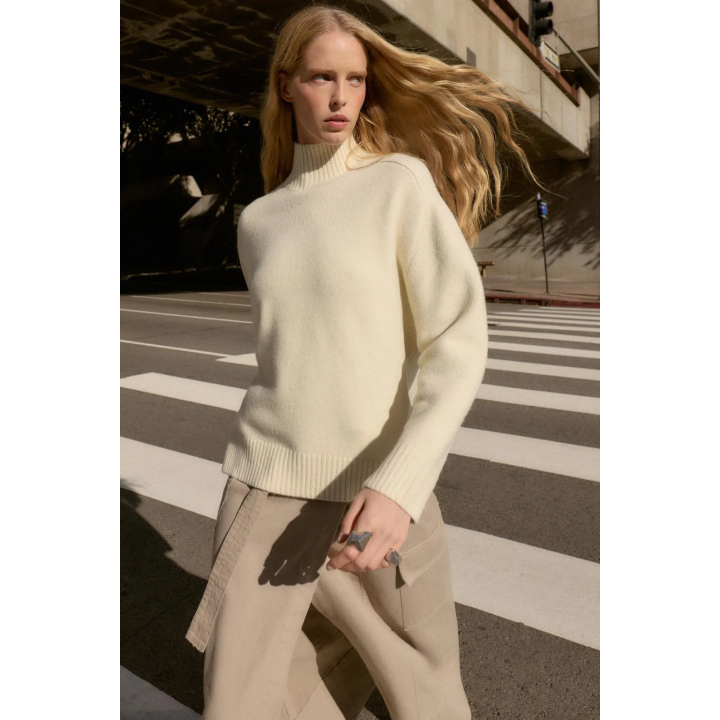 ОДНОТОННЫЙ СВИТЕР С ВЫСОКИМ ВОРОТНИКОМ