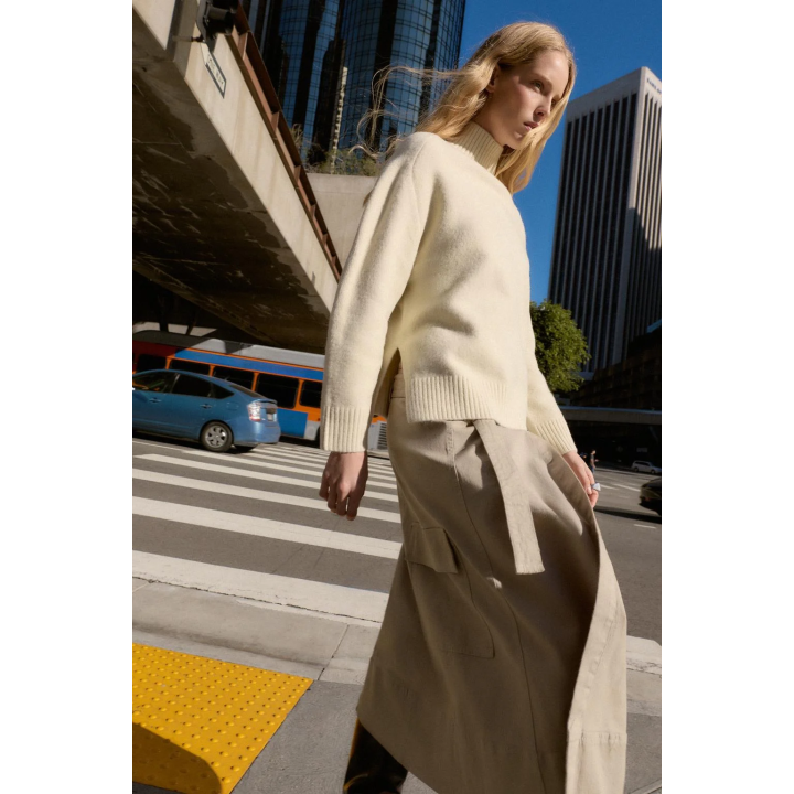 ОДНОТОННЫЙ СВИТЕР С ВЫСОКИМ ВОРОТНИКОМ