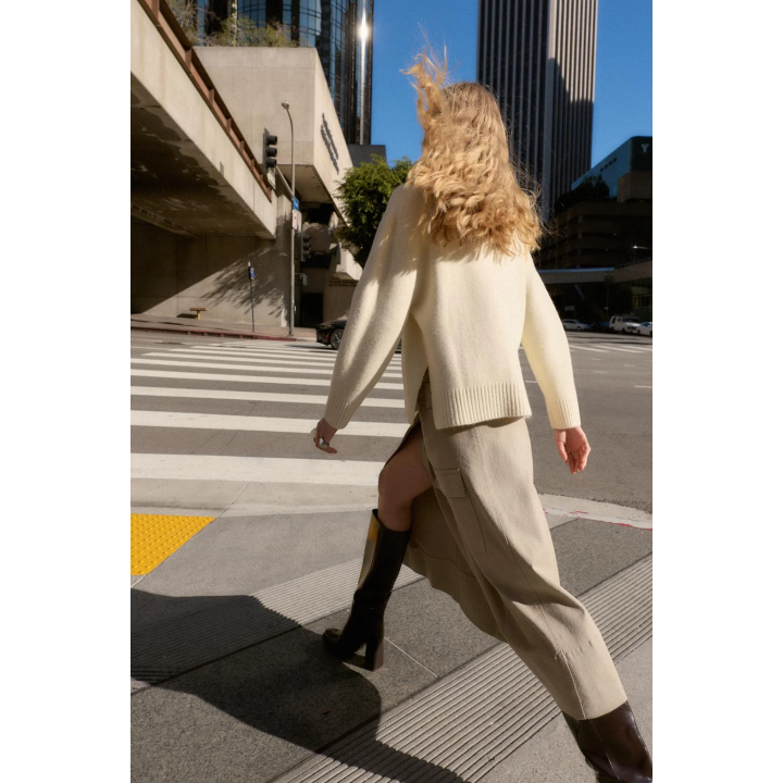 ОДНОТОННЫЙ СВИТЕР С ВЫСОКИМ ВОРОТНИКОМ