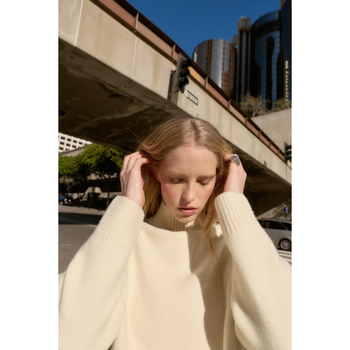 ОДНОТОННЫЙ СВИТЕР С ВЫСОКИМ ВОРОТНИКОМ