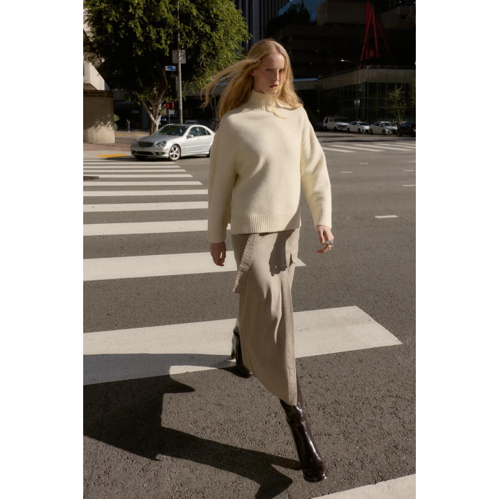 ОДНОТОННЫЙ СВИТЕР С ВЫСОКИМ ВОРОТНИКОМ