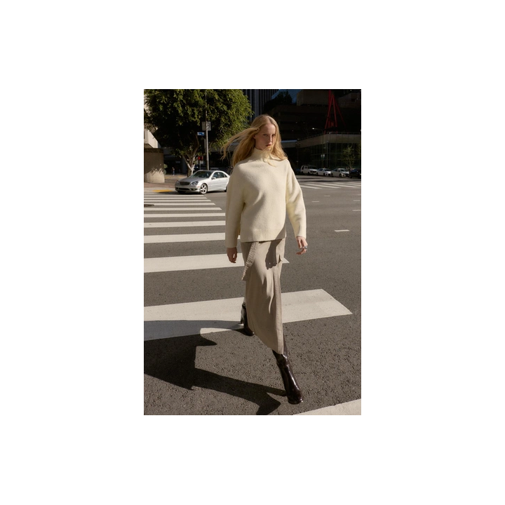 ОДНОТОННЫЙ СВИТЕР С ВЫСОКИМ ВОРОТНИКОМ