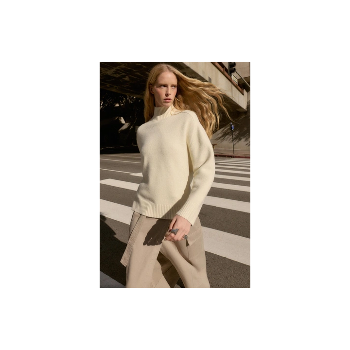 ОДНОТОННЫЙ СВИТЕР С ВЫСОКИМ ВОРОТНИКОМ