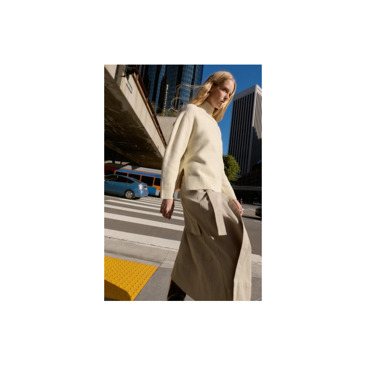 ОДНОТОННЫЙ СВИТЕР С ВЫСОКИМ ВОРОТНИКОМ