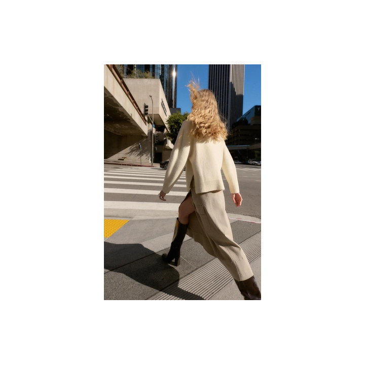 ОДНОТОННЫЙ СВИТЕР С ВЫСОКИМ ВОРОТНИКОМ