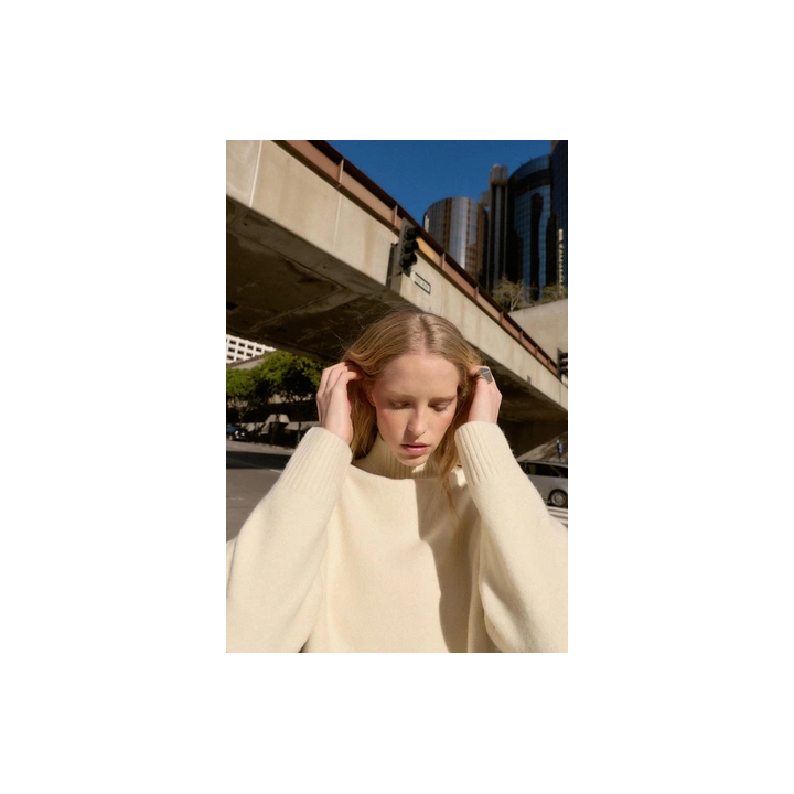 ОДНОТОННЫЙ СВИТЕР С ВЫСОКИМ ВОРОТНИКОМ