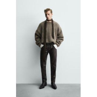 Теплый свитер из шерсти с объемной структурой