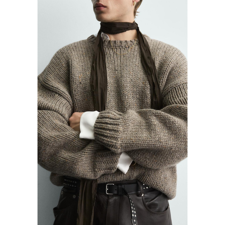 Теплый свитер из шерсти с объемной структурой