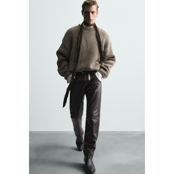 Теплый свитер из шерсти с объемной структурой