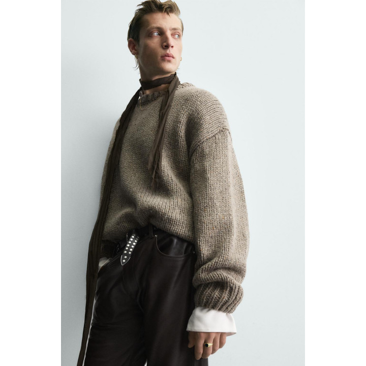 Теплый свитер из шерсти с объемной структурой