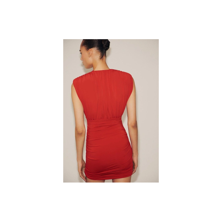 КОРОТКОЕ ПЛАТЬЕ С ПОДПЛЕЧНИКАМИ