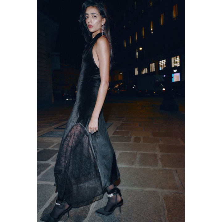 Туфли на тонком каблуке с камнями