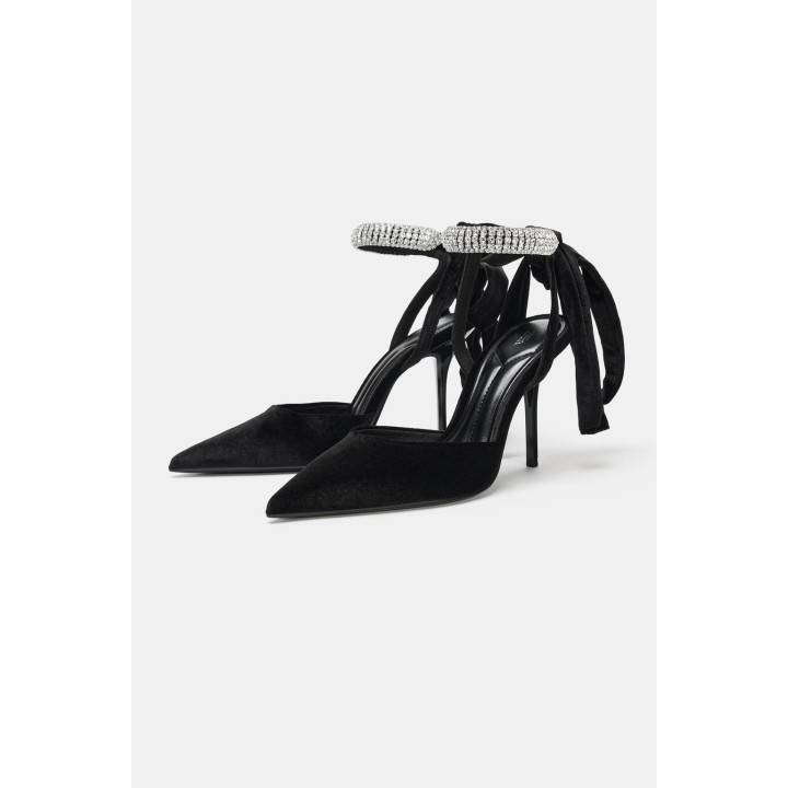 Туфли на тонком каблуке с камнями