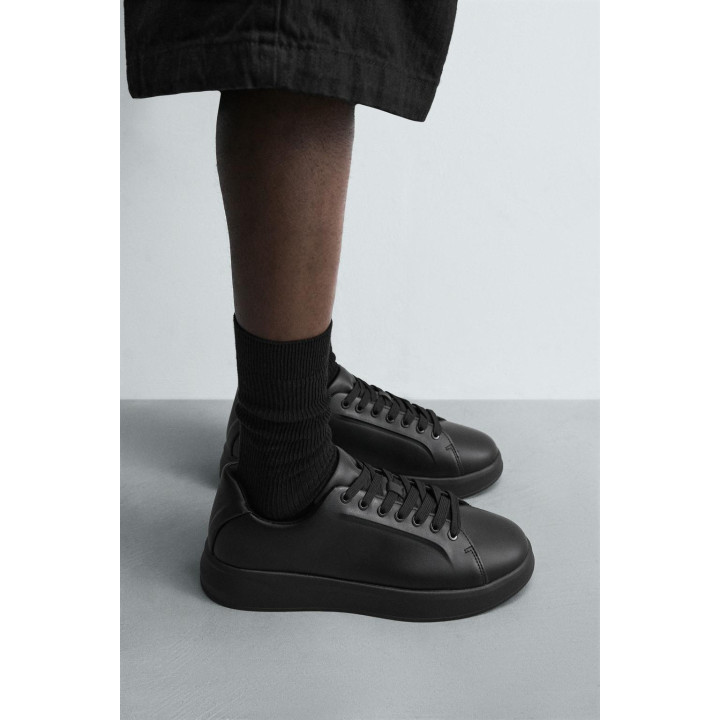 Монохромные массивные кроссовки