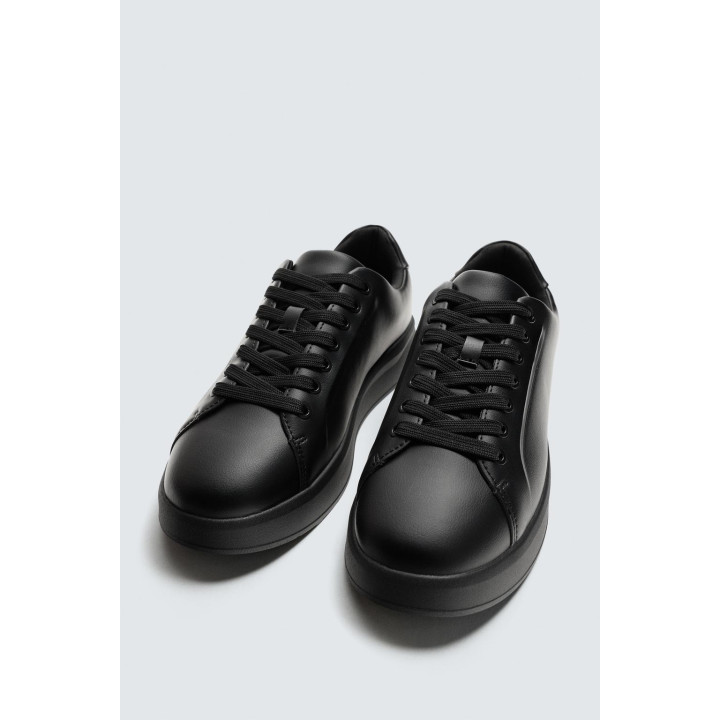 Монохромные массивные кроссовки