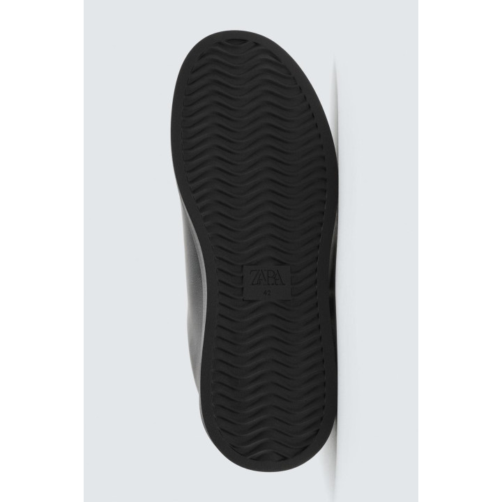 Монохромные массивные кроссовки