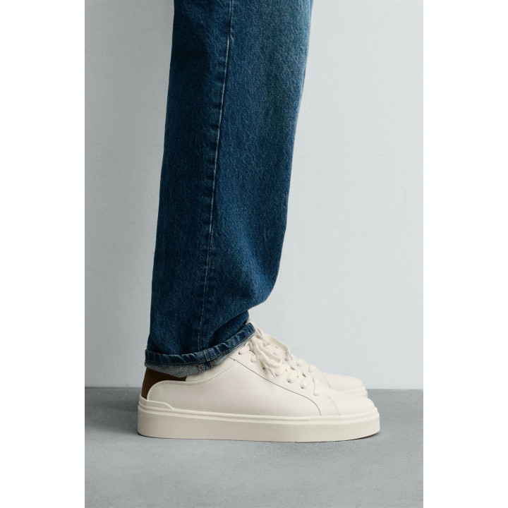 КРОССОВКИ С ДЕТАЛЬЮ НА ЗАДНИКЕ