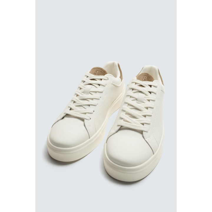 КРОССОВКИ С ДЕТАЛЬЮ НА ЗАДНИКЕ