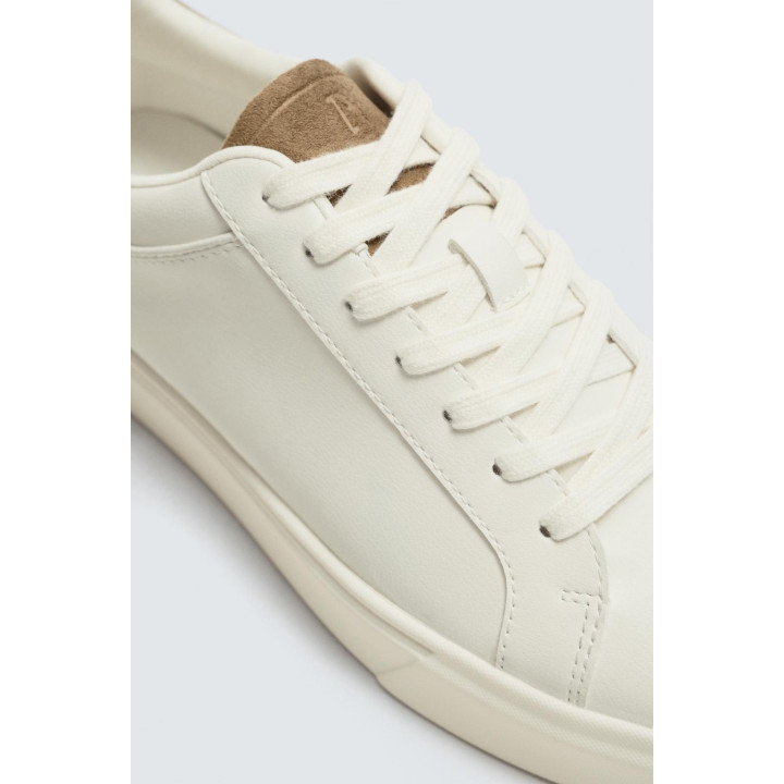 КРОССОВКИ С ДЕТАЛЬЮ НА ЗАДНИКЕ