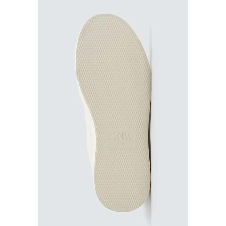 КРОССОВКИ С ДЕТАЛЬЮ НА ЗАДНИКЕ