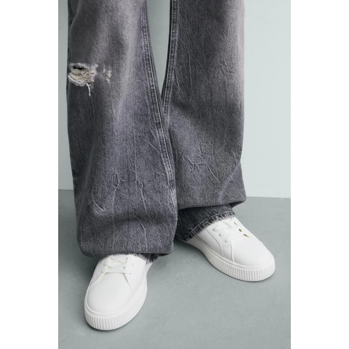 КРОССОВКИ С ДЕТАЛЬЮ НА ЗАДНИКЕ