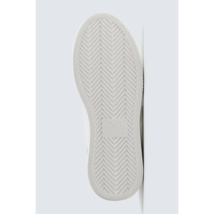 КРОССОВКИ С ДЕТАЛЬЮ НА ЗАДНИКЕ