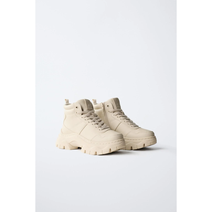 СПОРТИВНЫЕ БОТИНКИ С ОБЪЕМНОЙ ПОДОШВОЙ