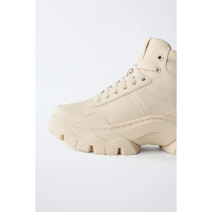 СПОРТИВНЫЕ БОТИНКИ С ОБЪЕМНОЙ ПОДОШВОЙ