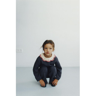 ТРИКОТАЖНЫЙ ДЖЕМПЕР С ВОРОТНИКОМ, СВЯЗАННЫМ КРЮЧКОМ