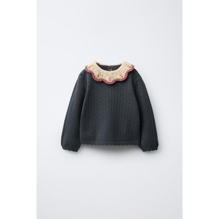 ТРИКОТАЖНЫЙ ДЖЕМПЕР С ВОРОТНИКОМ, СВЯЗАННЫМ КРЮЧКОМ