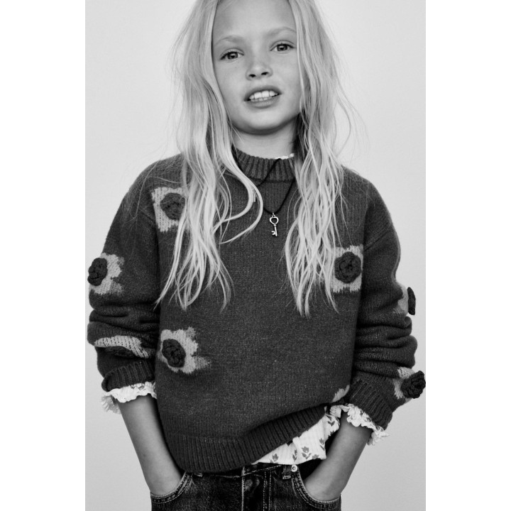 ВЯЗАНЫЙ ДЖЕМПЕР С ЦВЕТОЧНЫМИ АППЛИКАЦИЯМИ