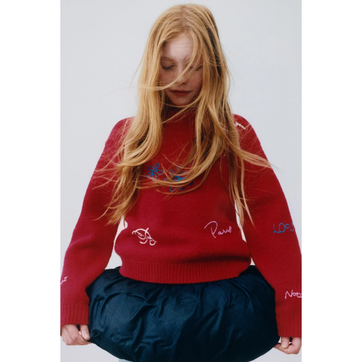 ВЯЗАНЫЙ СВИТЕР С ВЫШИВКОЙ