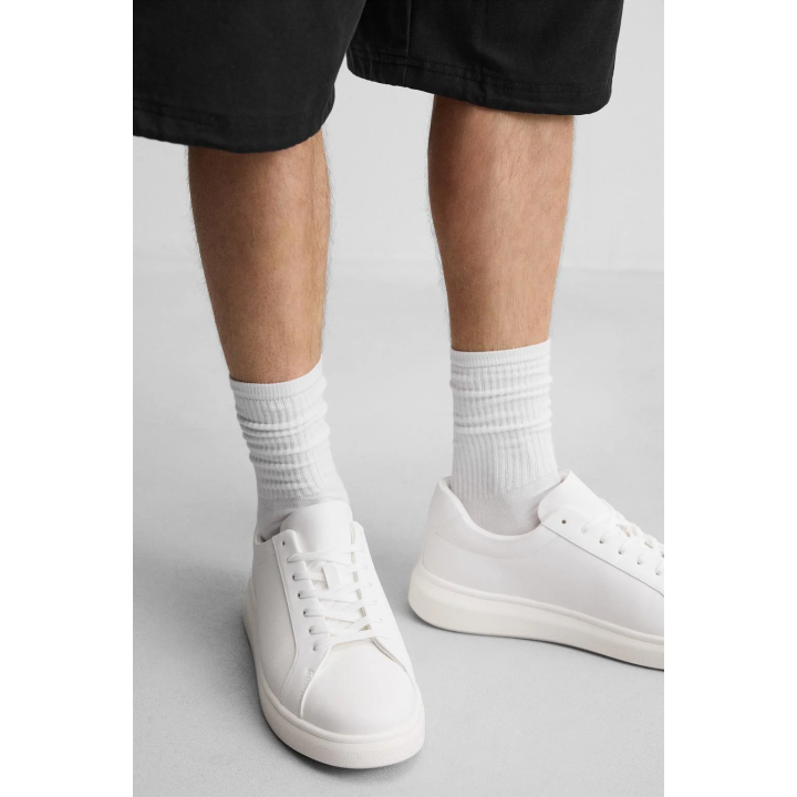 Монохромные массивные кроссовки