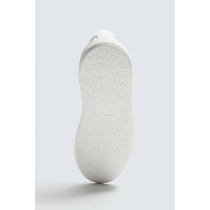 Монохромные массивные кроссовки