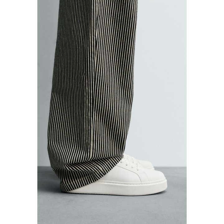 ОДНОТОННЫЕ КРОССОВКИ С ОБЪЕМНОЙ ПОДОШВОЙ