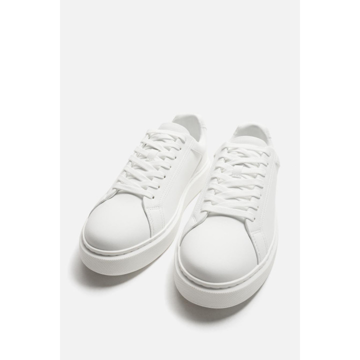 ОДНОТОННЫЕ КРОССОВКИ С ОБЪЕМНОЙ ПОДОШВОЙ