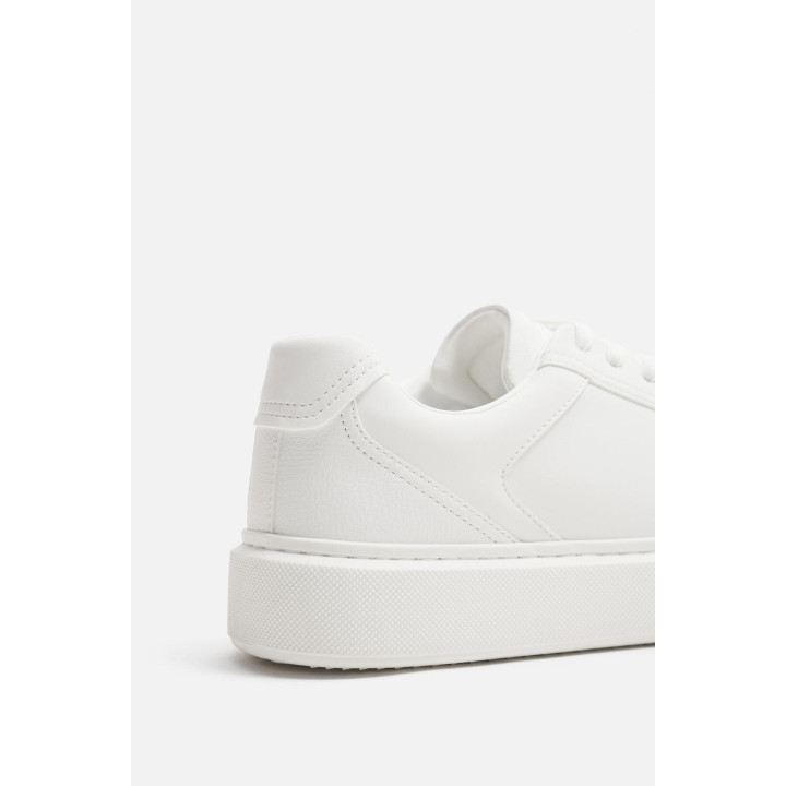 ОДНОТОННЫЕ КРОССОВКИ С ОБЪЕМНОЙ ПОДОШВОЙ