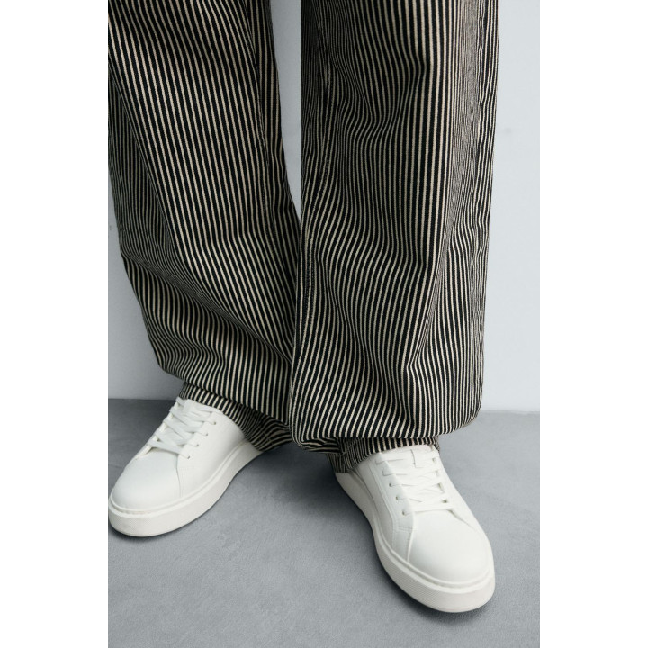 ОДНОТОННЫЕ КРОССОВКИ С ОБЪЕМНОЙ ПОДОШВОЙ