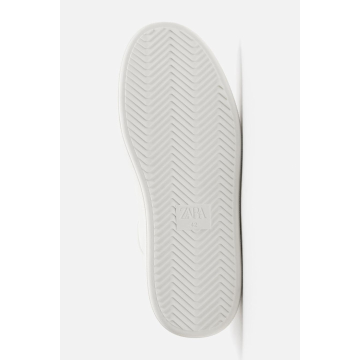 ОДНОТОННЫЕ КРОССОВКИ С ОБЪЕМНОЙ ПОДОШВОЙ