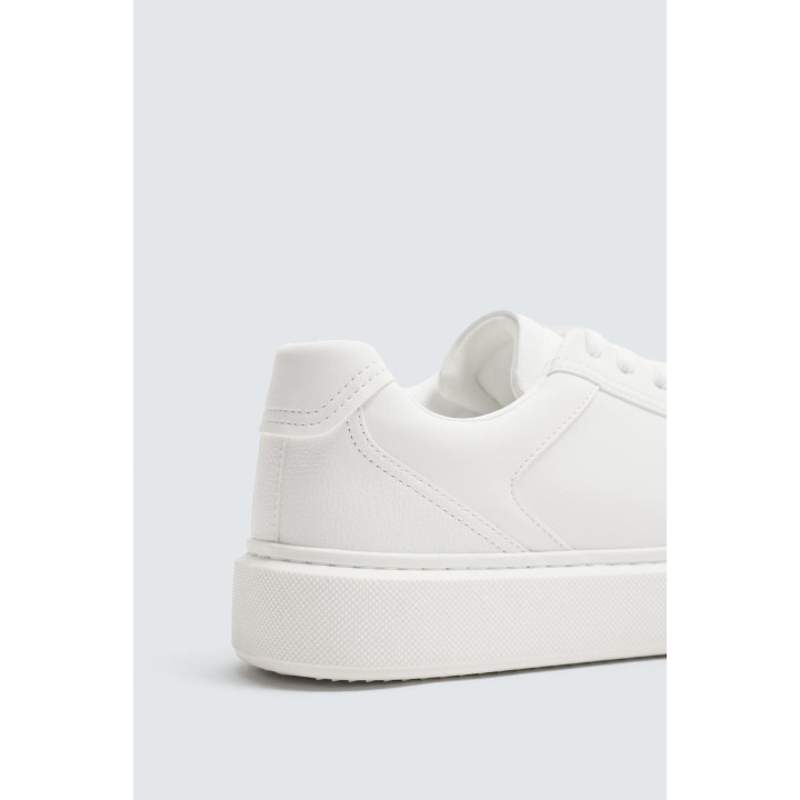 ОДНОТОННЫЕ КРОССОВКИ С ОБЪЕМНОЙ ПОДОШВОЙ