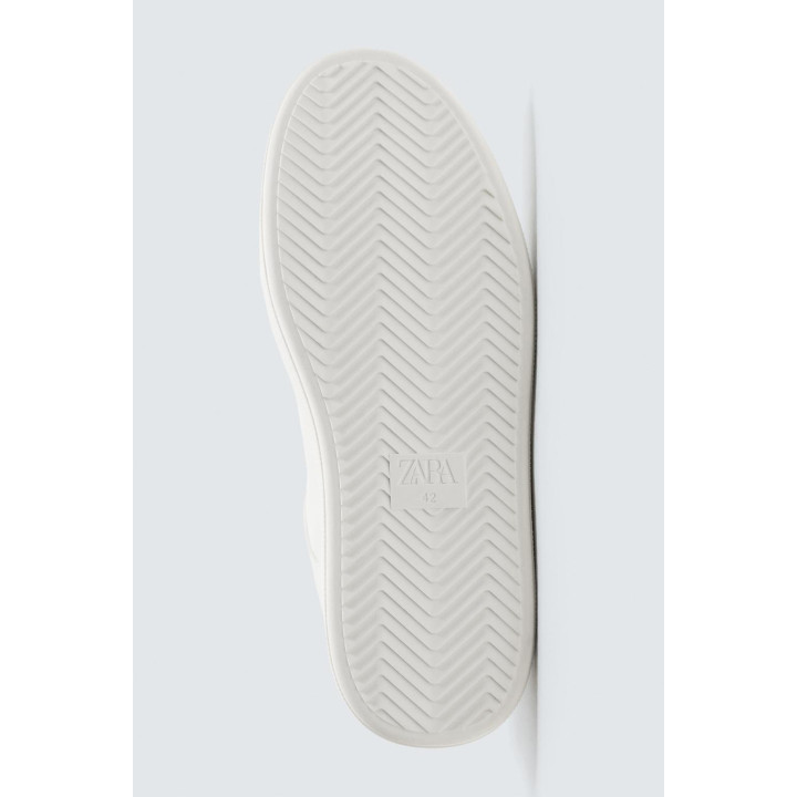 ОДНОТОННЫЕ КРОССОВКИ С ОБЪЕМНОЙ ПОДОШВОЙ