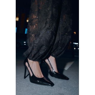 Туфли на высоком каблуке с вырезами по бокам