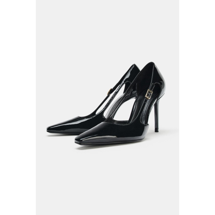 Туфли на высоком каблуке с вырезами по бокам