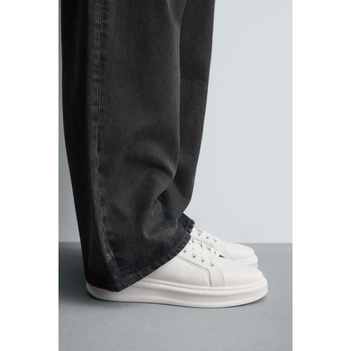 Кроссовки с деталями на каблуке